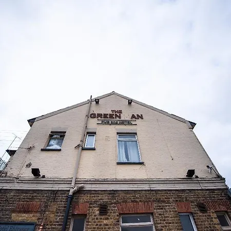Oyo The Man Pub And Hotel