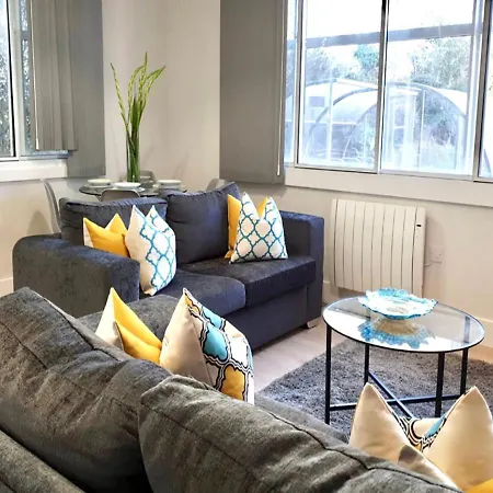 Heathrow By Manhatan Apartment *
