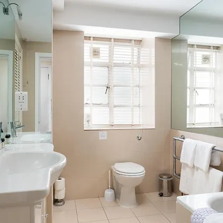 803 - Nell Gwynn House, Chelsea * London