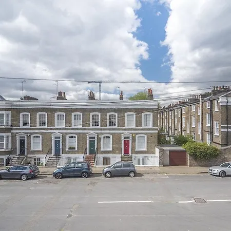 Bright Family In Angel With Patio Holiday home