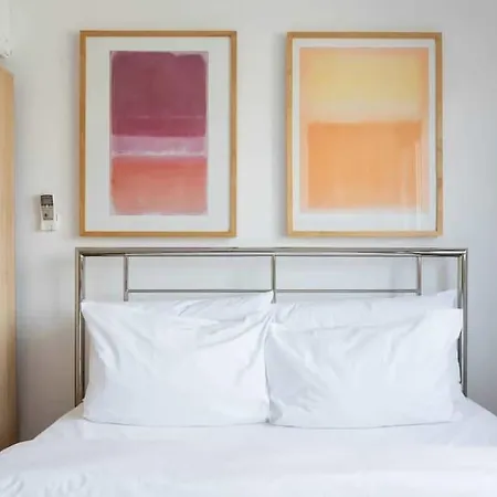 Bright Aircon Earls Court 3*