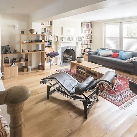 Stylish Family In Battersea Vr