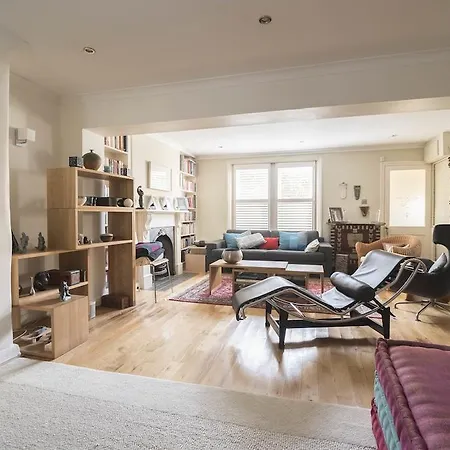 Stylish Family In Battersea Vr Hotel