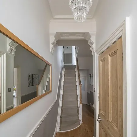 Stylish Family In Battersea Vr Hotel 4*