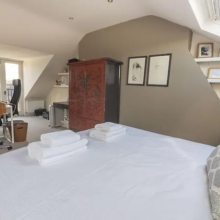 Stylish Family In Battersea Vr Hotel 4*