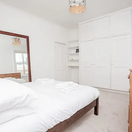 Holiday home Elegant Victorian 3-bed Near Hammersmith *
