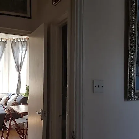 Apartment Artistic Pied-A-Terre, Steps From The Tube, Moments From London'S Heart *
