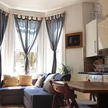 Apartment Artistic Pied-A-Terre, Steps From The Tube, Moments From London'S Heart *