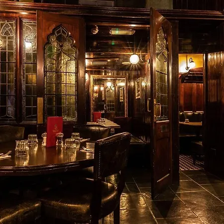 Fox And Anchor 4*