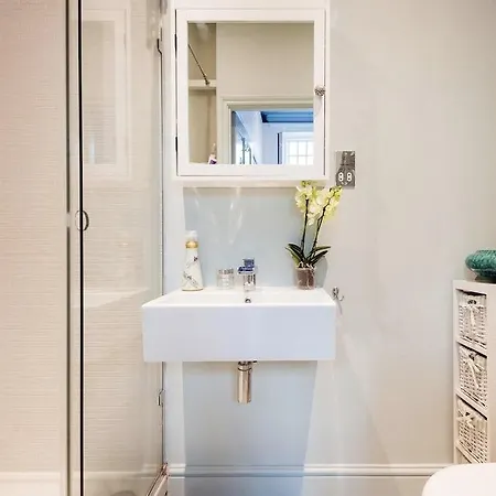 Tree House Celebrity In Notting Hill Apartment London