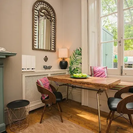 Tree House Celebrity In Notting Hill Apartment