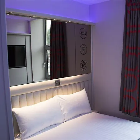 Point A Westminster Otel