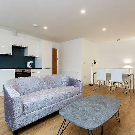 Oyo 136 Kings Ave New Builds 3* London