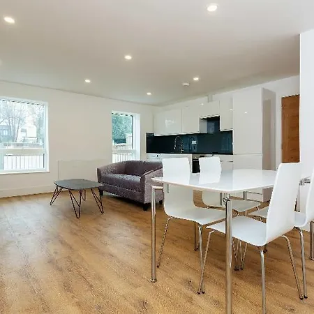 Hotel Oyo 136 Kings Ave New Builds 3*