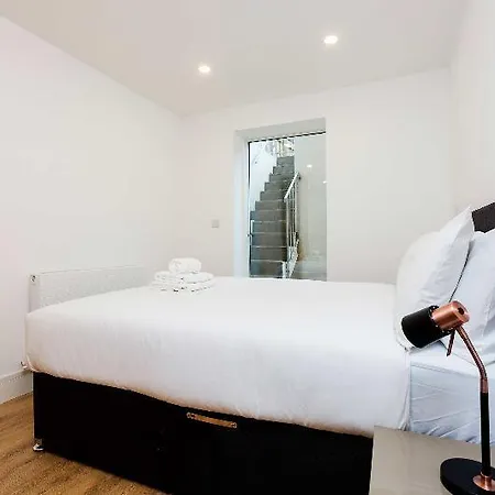 Hotel Oyo 136 Kings Ave New Builds London