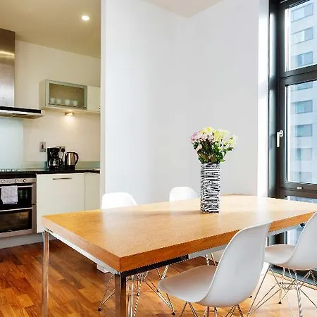 Oyo 30336 Discovery Dock New 2 Bed 3*