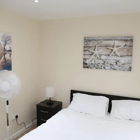 A A Guest Thamesmead 게스트하우스 3*