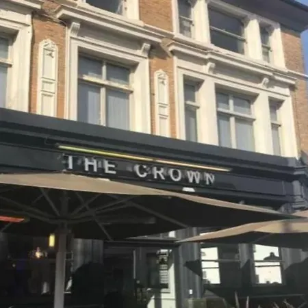 Publove @ The Crown, Battersea Hostel London