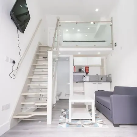 Quirky, Stylish & Modern Studio In Apartment *