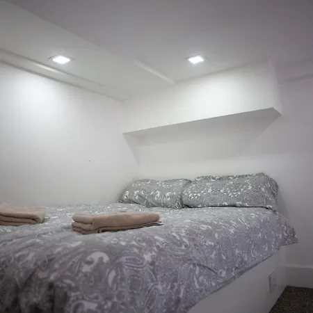 Quirky, Stylish & Modern Studio In Apartment Reading