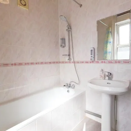 Carnation Flat A In Wembley *