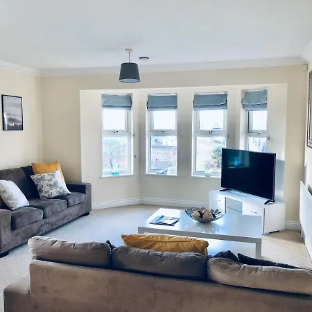 Apartment 2 Bed 2 Bath Flat With Private Parking And 3 Min To Tube