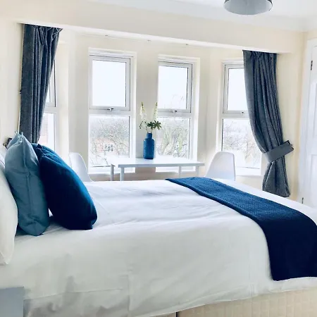 Apartment 2 Bed 2 Bath Flat With Private Parking And 3 Min To Tube *