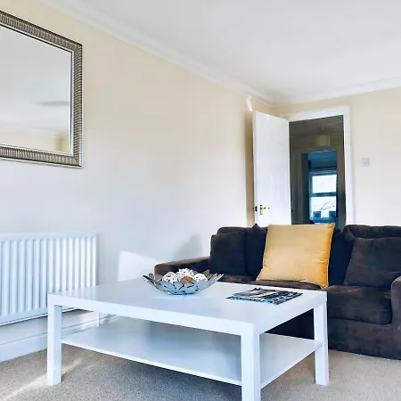 2 Bed 2 Bath Flat With Private Parking And 3 Min To Tube Apartment London