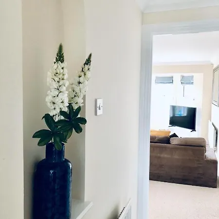 2 Bed 2 Bath Flat With Private Parking And 3 Min To Tube *
