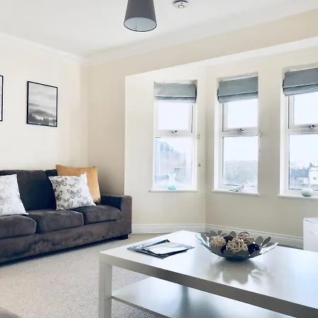 2 Bed 2 Bath Flat With Private Parking And 3 Min To Tube Apartment *