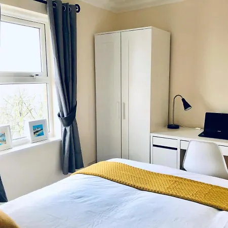 2 Bed 2 Bath Flat With Private Parking And 3 Min To Tube London