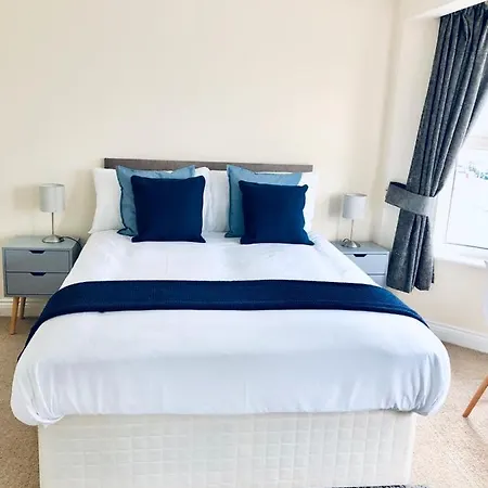 2 Bed 2 Bath Flat With Private Parking And 3 Min To Tube Apartment *