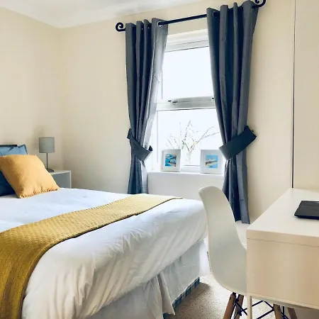 2 Bed 2 Bath Flat With Private Parking And 3 Min To Tube London