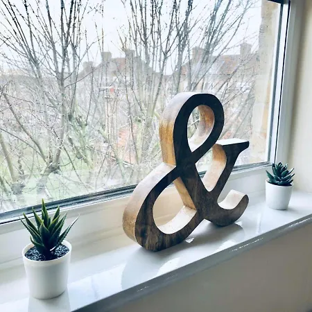 2 Bed 2 Bath Flat With Private Parking And 3 Min To Tube