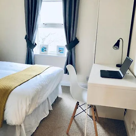 2 Bed 2 Bath Flat With Private Parking And 3 Min To Tube Apartment London