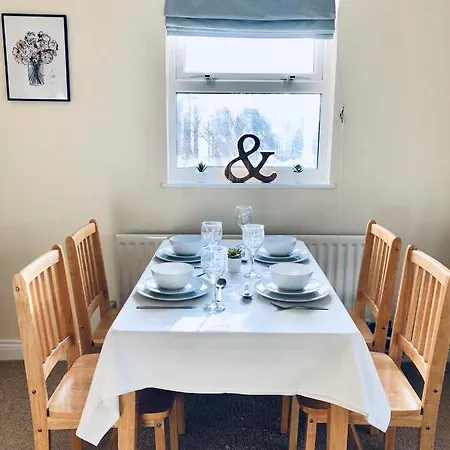 2 Bed 2 Bath Flat With Private Parking And 3 Min To Tube *