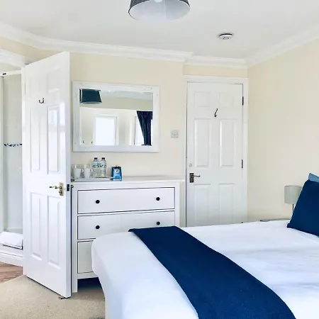 2 Bed 2 Bath Flat With Private Parking And 3 Min To Tube * London