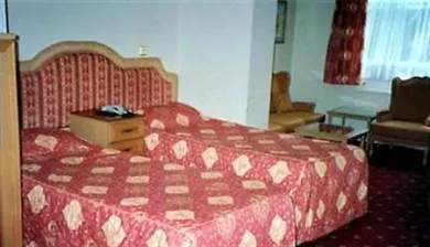 Holland Court 3*