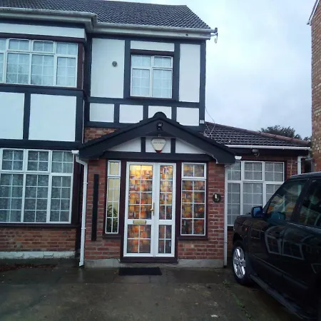 1st Gold Apartment Isleworth