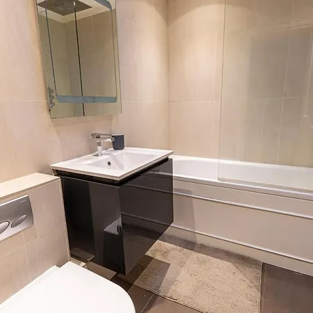 Altido Homely 2-bed Flat With Courtyard Apartment London