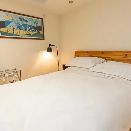 Altido Homely 2-bed Flat With Courtyard * London