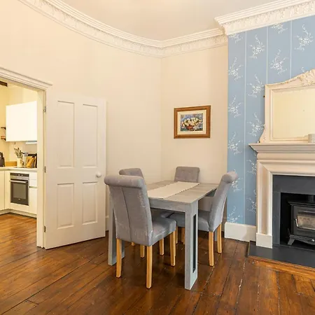 Altido Homely 2-bed Flat With Courtyard London