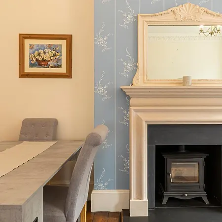 Altido Homely 2-bed Flat With Courtyard Apartment *