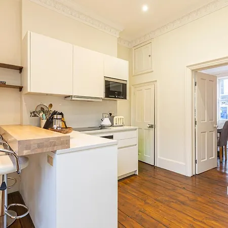 Altido Homely 2-bed Flat With Courtyard Apartment *