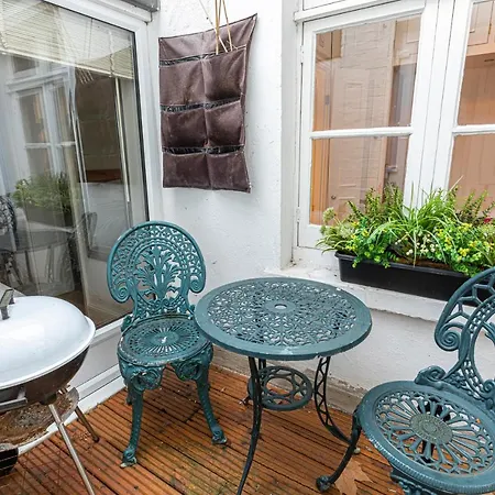 Altido Homely 2-bed Flat With Courtyard