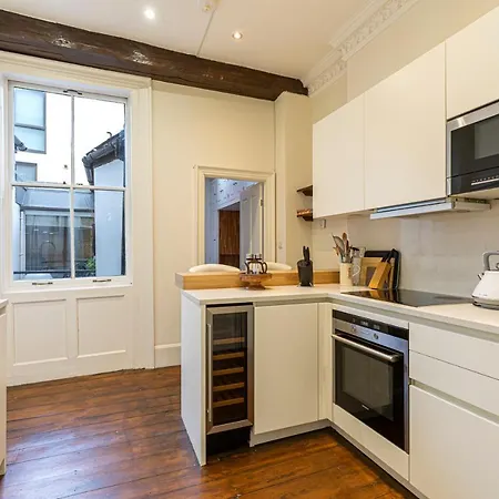 Altido Homely 2-bed Flat With Courtyard London