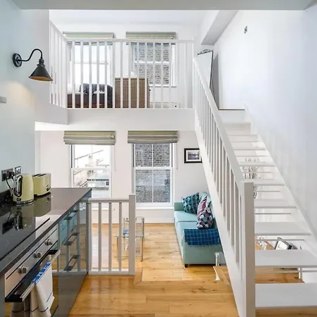 Spacious Duplex Near West Hampstead 4 Minutes To Tube Apartment