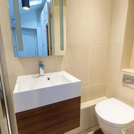 Altido Homely 2-bed Flat With Courtyard London