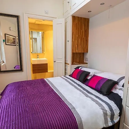 Altido Homely 2-bed Flat With Courtyard Apartment *