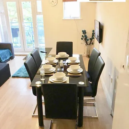 2 Bedroom At , Adonai Serviced Accommodation, Free Wifi And Parking Appartamento *